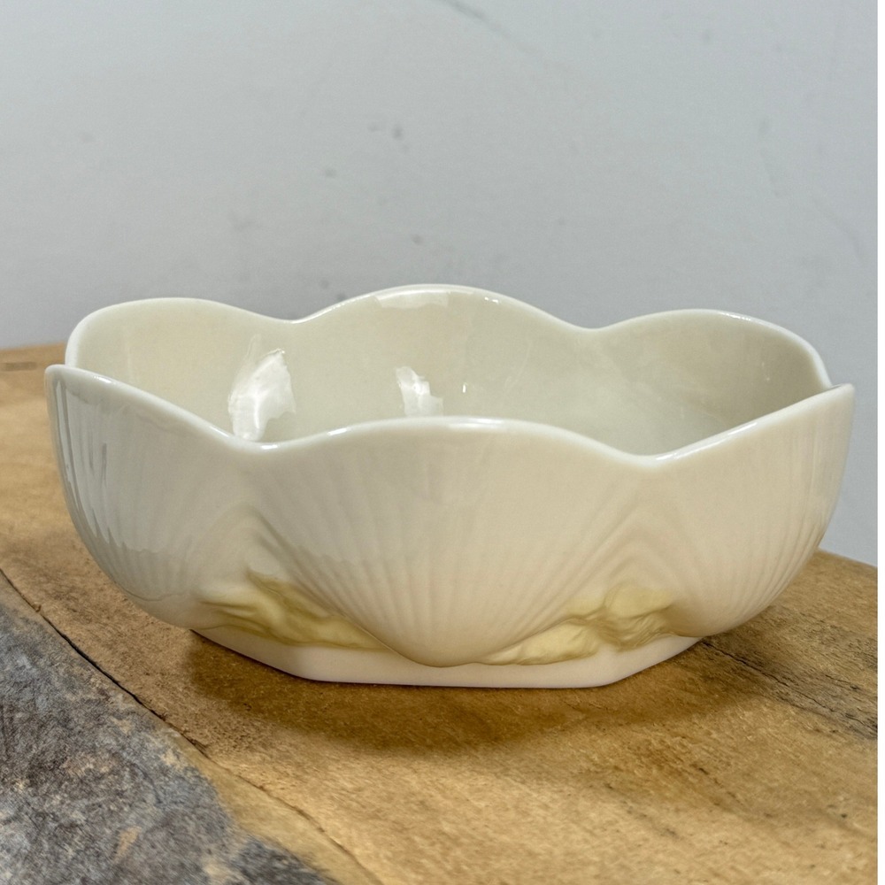Belleek Ireland Neptune‎ Shell Bowl Ivory Parian China Iridescent Scalloped 5x2